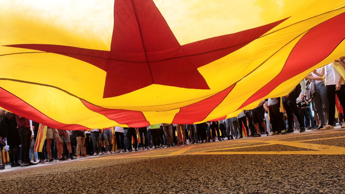 Miles de estudiantes marchan por el centro de Barcelona