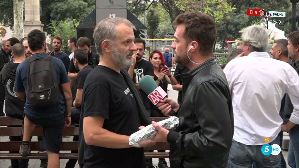 Un manifestante catalán ofrece un bocadillo al reportero de 'AR' durante el directo