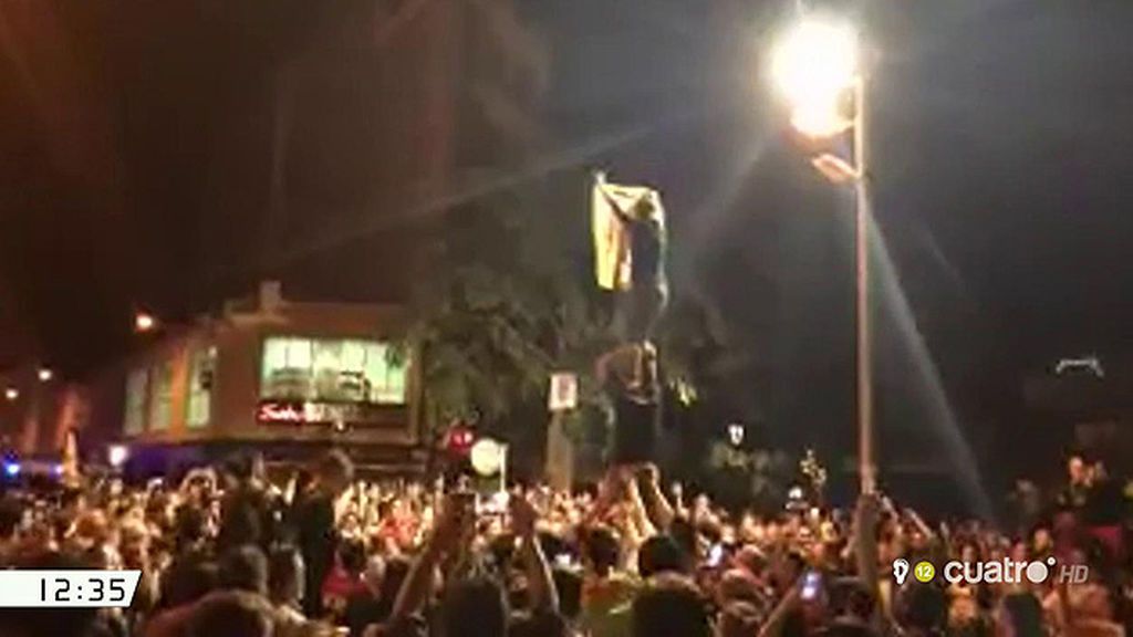 Cientos de manifestantes rodean un hotel en el que se alojaban policías enviados a Cataluña