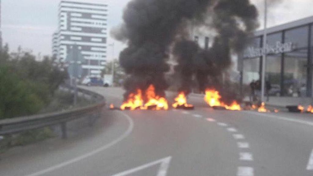 Piquetes cortan con neumáticos ardiendo algunos accesos a Tarragona