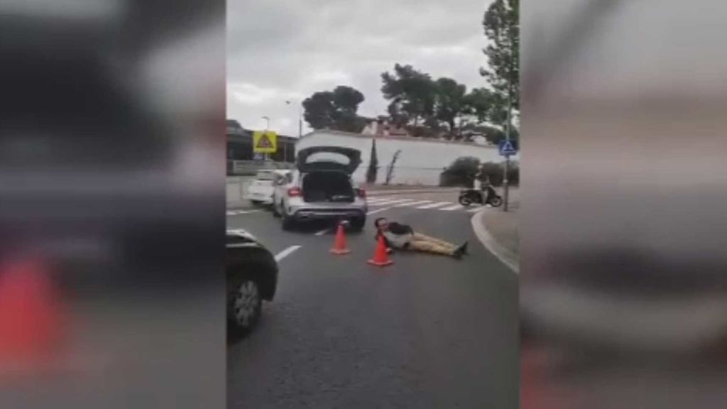 Un hombre se tira en mitad de una carretera de acceso a Barcelona y para el tráfico