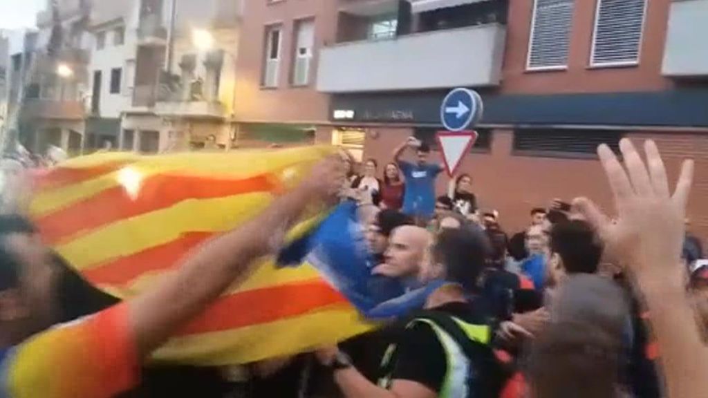 Un grupo de agentes, rodeados e increpados por una multitud en Calella