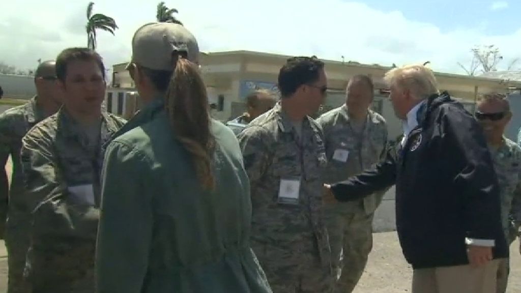 Donald Trump visita Puerto Rico rodeado de polémica