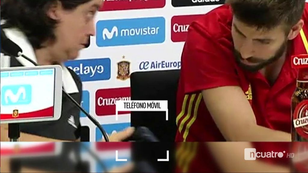 Momentazo entre la jefa de prensa y Piqué por la última pregunta: “Si llegamos tarde a comer, yo lo asumo” Momentazo entre la jefa de prensa y Piqué por la última pregunta: “Si llegamos tarde a comer, yo lo asumo”