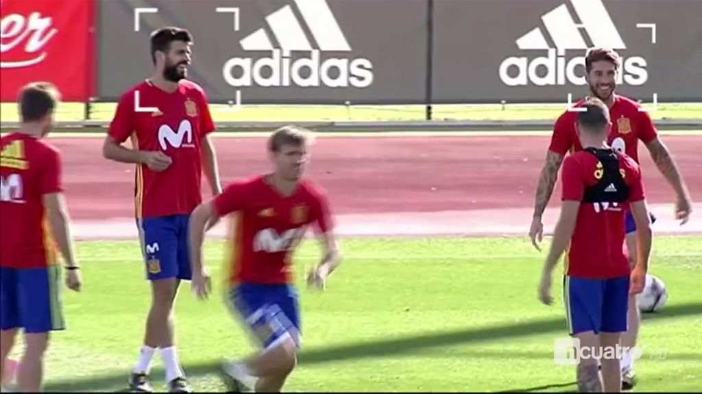 Así defienden juntos Piqué y Ramos en el rondo de La Roja: risas y buen rollo