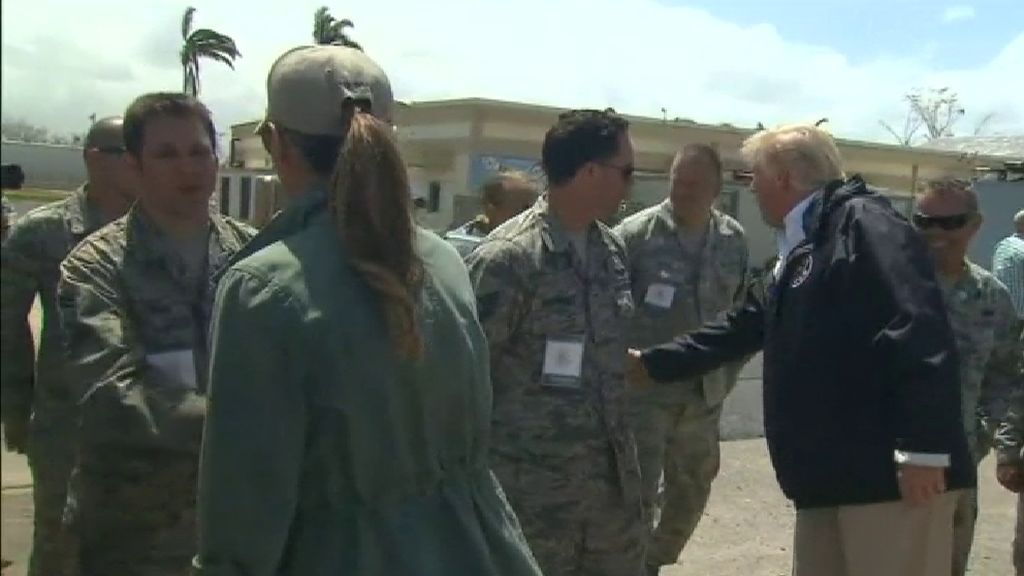 Donald Trump visita Puerto Rico rodeado de polémica