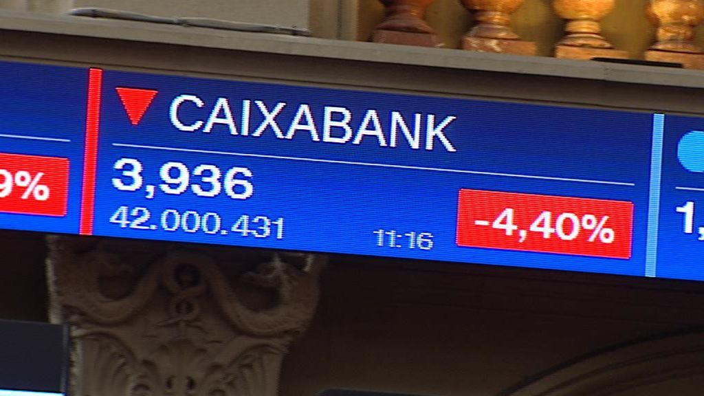 Luis de Guindos tranquiliza a los clientes de Caixabank y Sabadell