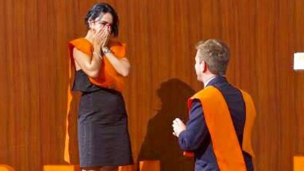 Pide la mano a su novia en mitad de su graduación en la Universidad de Alicante