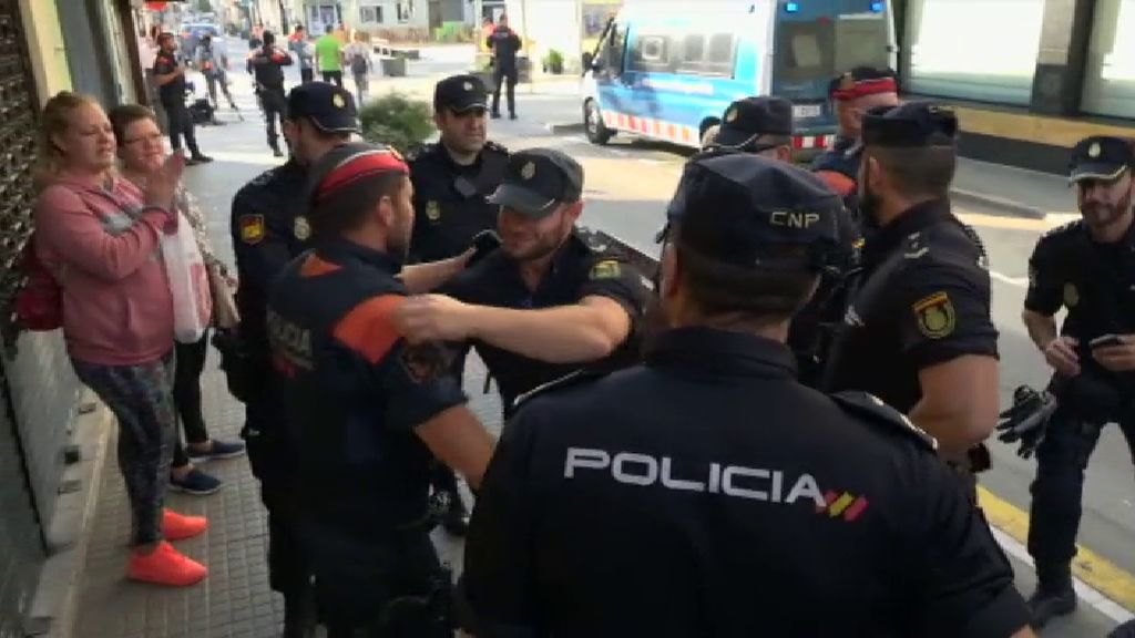 Mossos y Policías se abrazan en Pineda ante la marcha de estos últimos