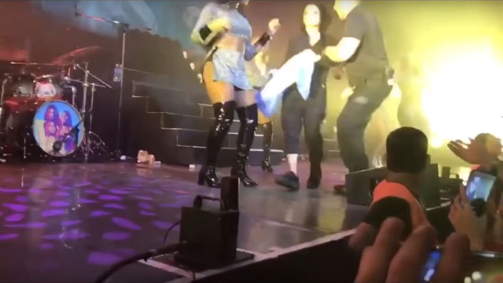 Confunden a Becky G con una espontánea en un concierto y la sacan a la fuerza