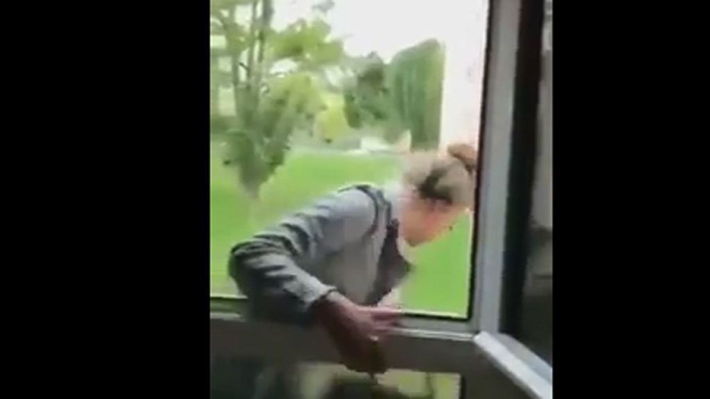 Empuja a su amiga desde una ventana