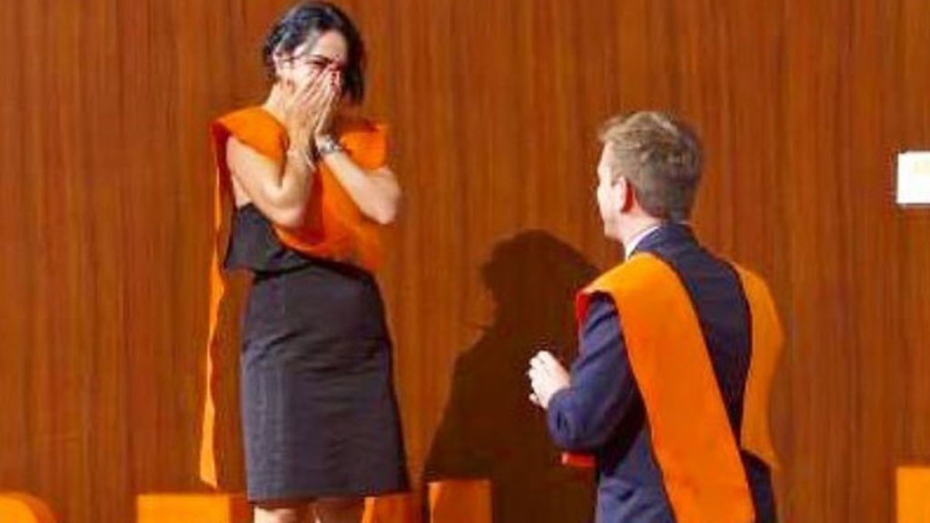 Pide la mano a su novia en mitad de su graduación en la Universidad de Alicante