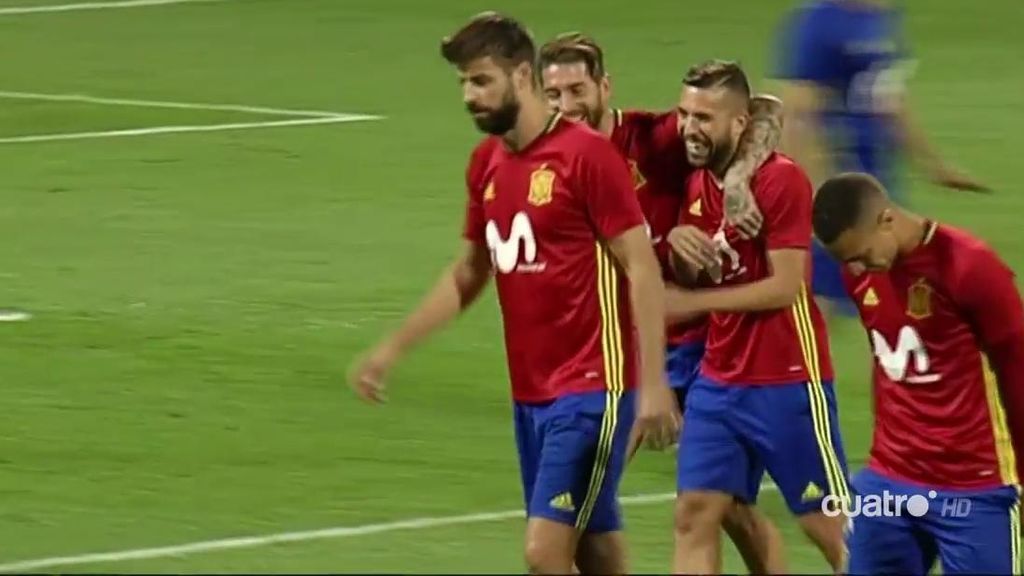 Piqué sale el último y en solitario a entrenar con La Roja: así ha sido su recibimiento en Alicante