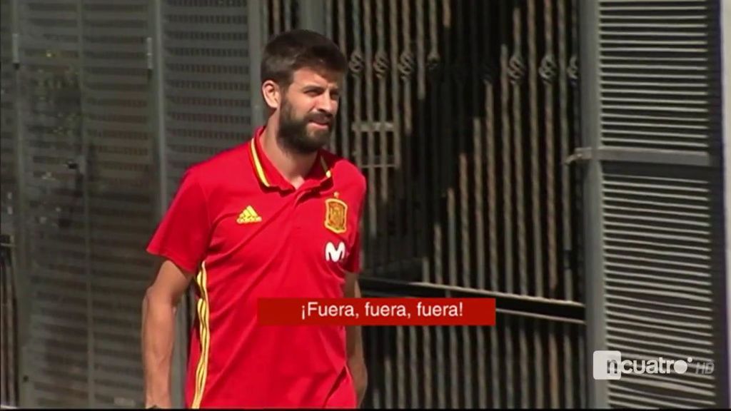 El gesto de Piqué tras ser recibido otra vez con insultos y gritos en Alicante El gesto de Piqué tras ser recibido otra vez con insultos y gritos en Alicante