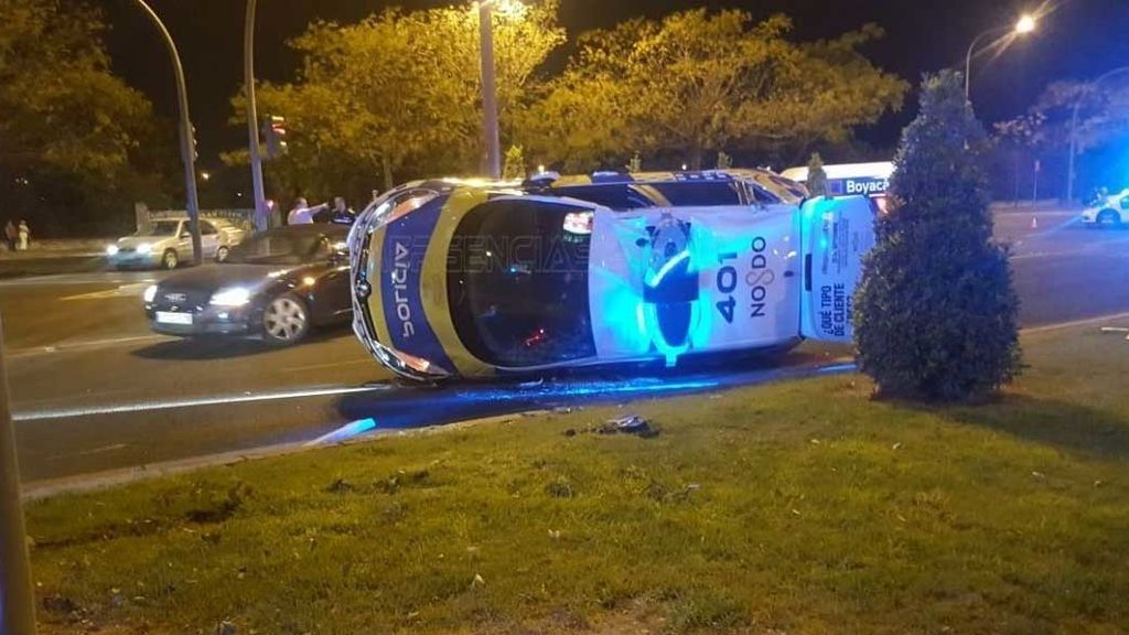 Un conductor borracho choca contra un coche patrulla en Sevilla