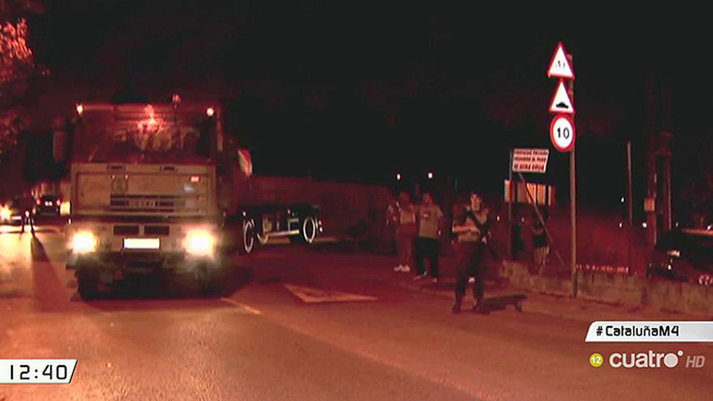 Un contingente militar abastece un cuartel donde se alojarán los policías enviados a Cataluña