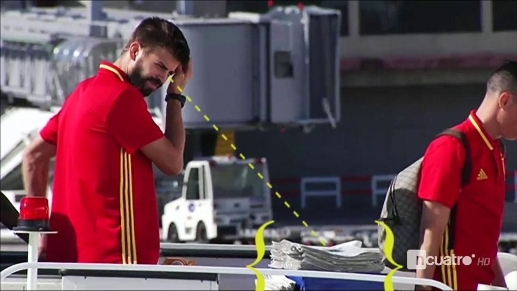 Así miraba Piqué de reojo lo que ponían las portadas de la prensa sobre él Así miraba Piqué de reojo lo que ponían las portadas de la prensa sobre él