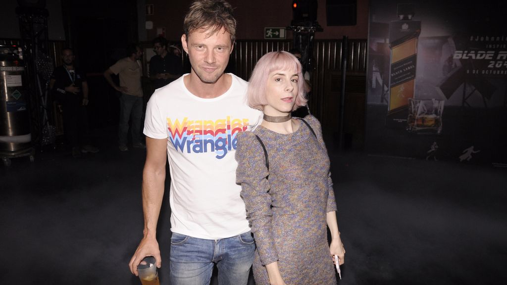 Eloy Azorín acudió al estreno muy bien acompañado ¿sería una replicante?