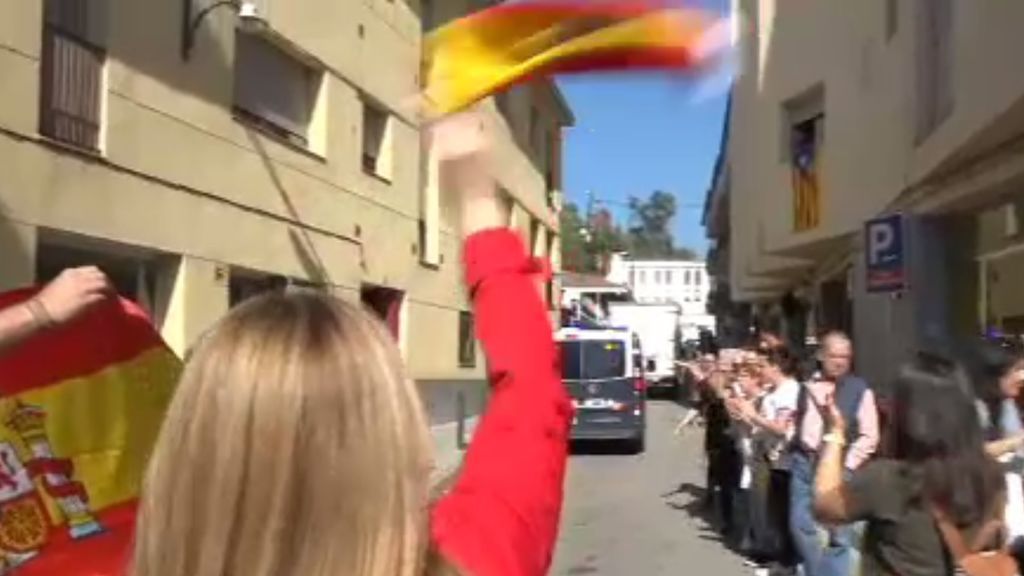 Abrazos y mensajes de agradecimiento para despedir a los policías en Pineda del Mar