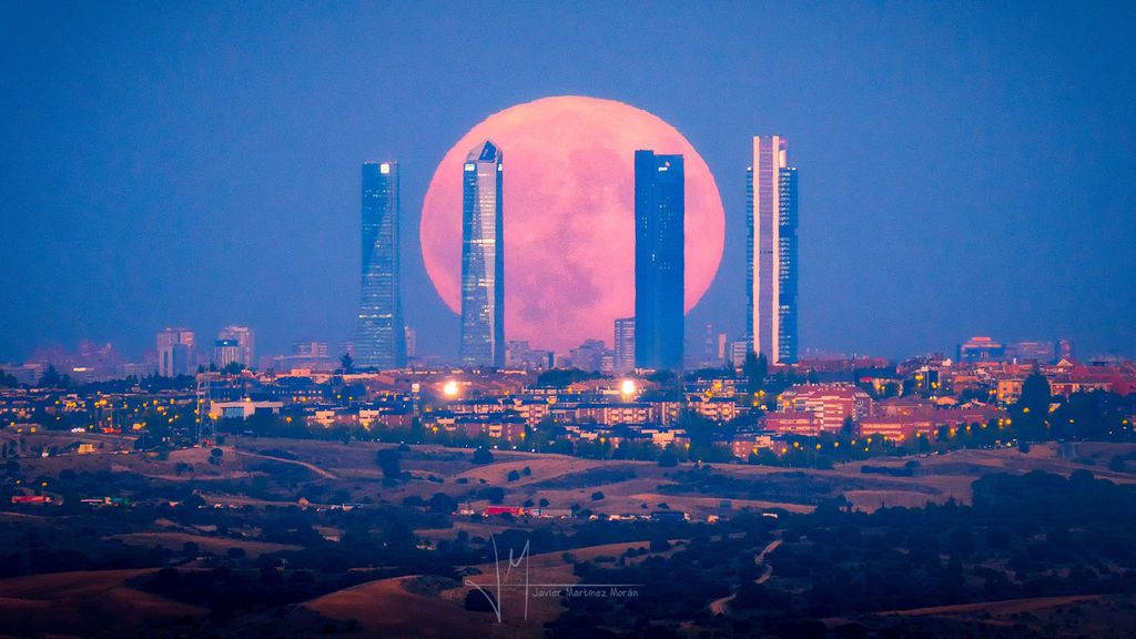 En vídeo: así se vio la espectacular luna de cosecha de octubre entre las 4 torres de Madrid
