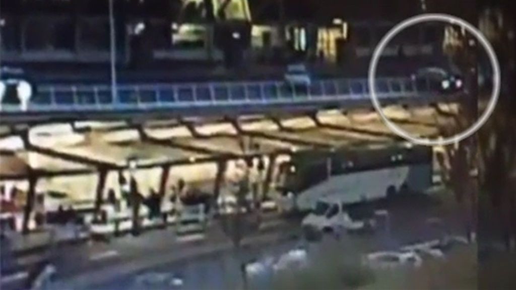 Así se precipitó desde 8 metros un vehículo en el aeropuerto de Bilbao