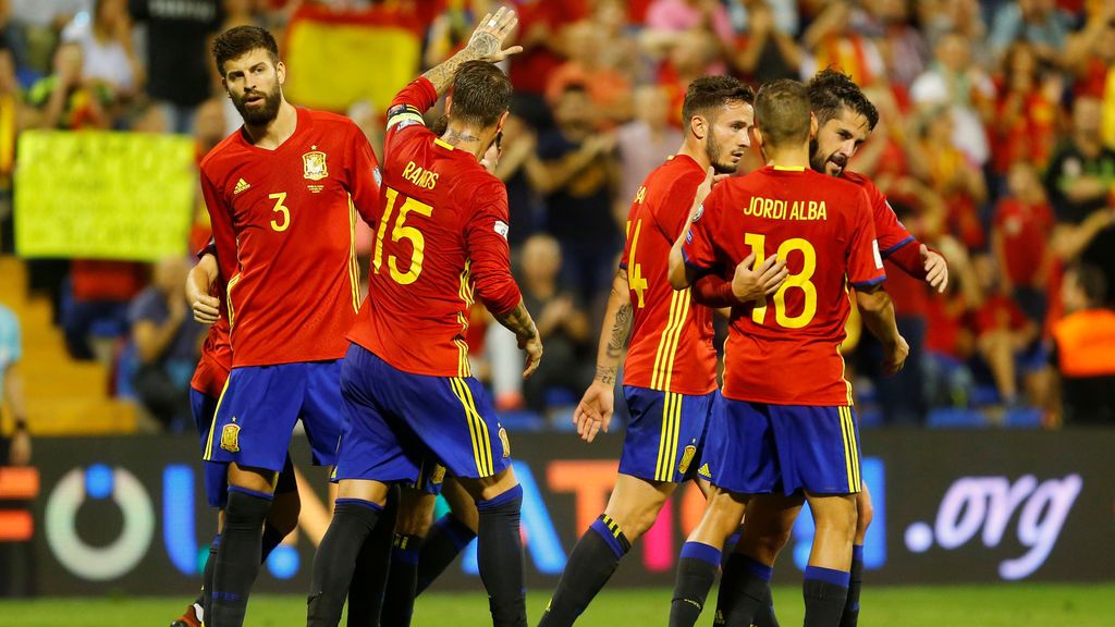 El abrazo de la Selección: el gesto de Ramos y Piqué antes de empezar el partido con La Roja