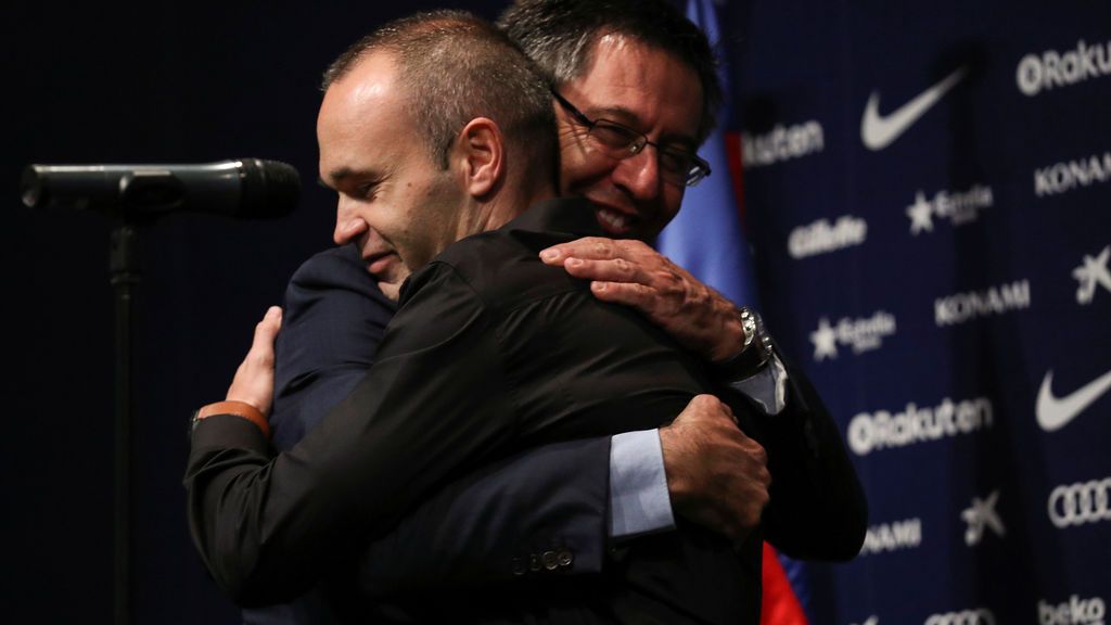 Bartomeu consigue la foto con Iniesta pero… la de Messi se resiste