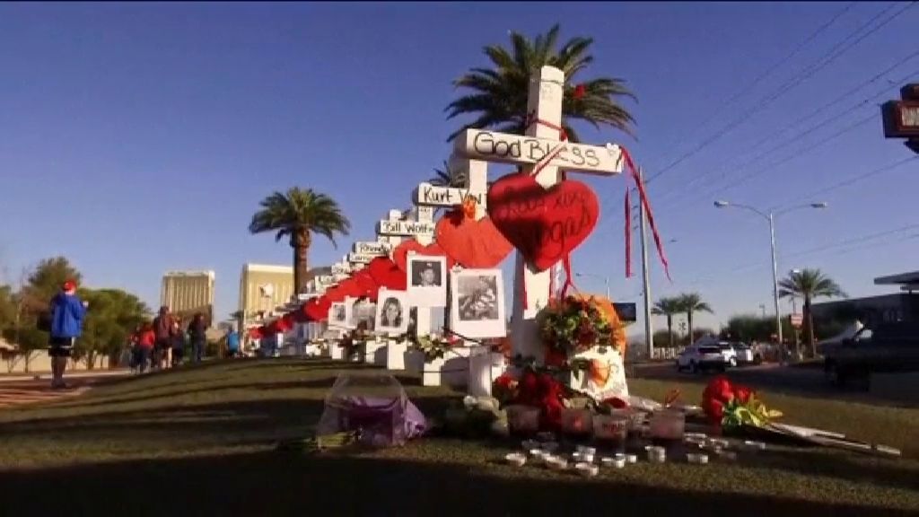 Instalan 58 cruces blancas en memoria de las víctimas del tiroteo de Las Vegas