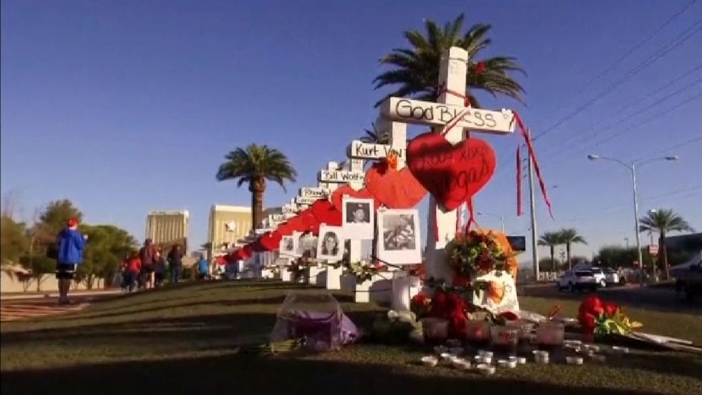 Instalan 58 cruces blancas en memoria de las víctimas del tiroteo de Las Vegas