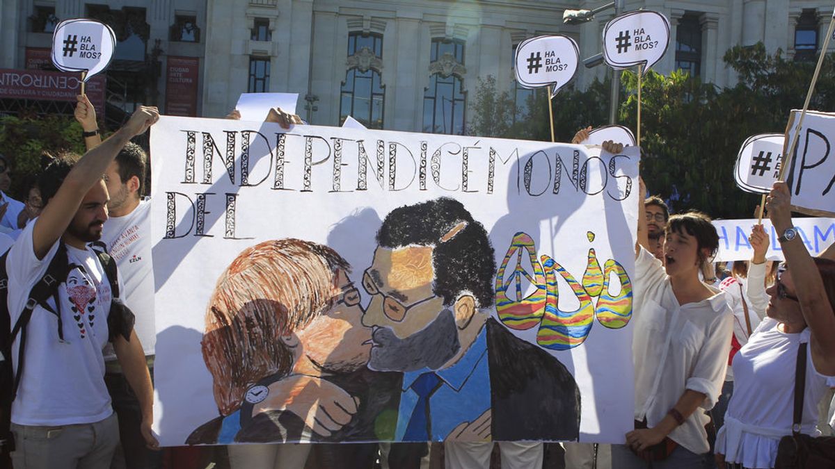 Cibeles se tiñe de blanco para reclamar a Rajoy y Puigdemont diálogo