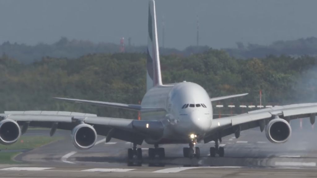 El increíble vídeo del aterrizaje del avión más grande del mundo en plena tormenta