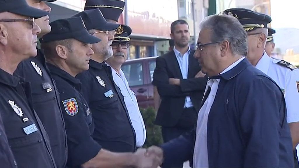 Zoido visita en Girona a policías y guardias civiles desplegados en Cataluña