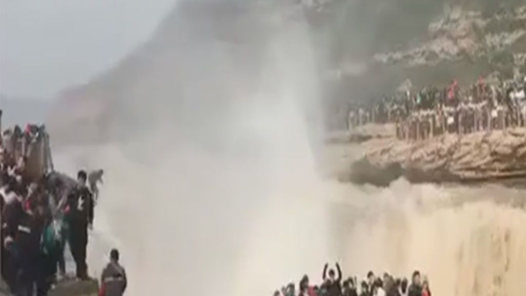 Sobrevive un hombre tras precipitarse por una catarata en China