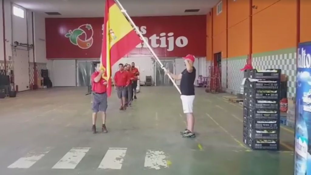 La empresa que muestra orgullosa como sus trabajadores besan la bandera de España