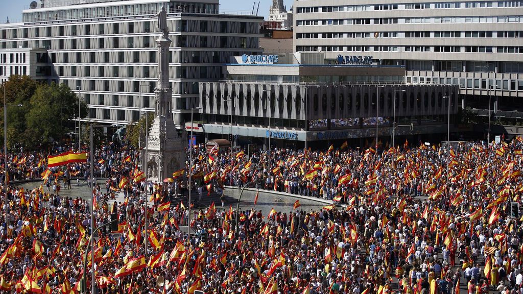 Decenas de miles de personas defienden la nación española en la Plaza de Colón