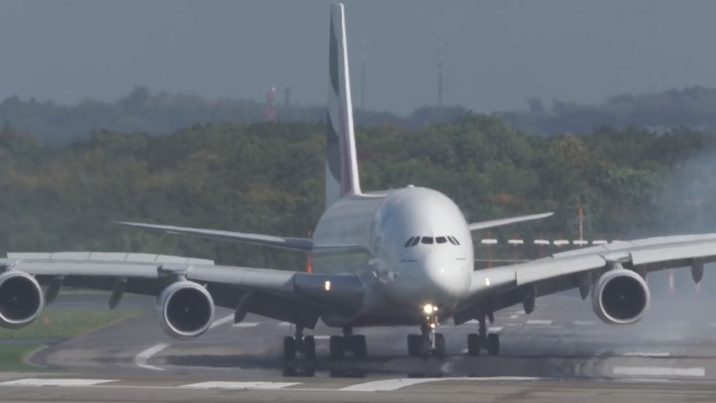 El increíble vídeo del aterrizaje del avión más grande del mundo en plena tormenta