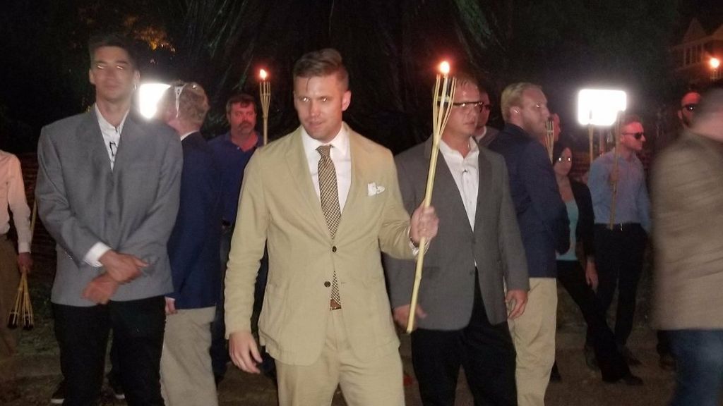 Supremacistas blancos regresan con antorchas a Charlottesville, EEUU Supremacistas blancos regresan con antorchas a Charlottesville, EEUU