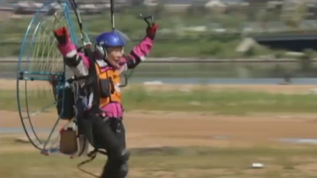 Li Jiaxin, una abuela que practica parapente motorizado a los 70 años