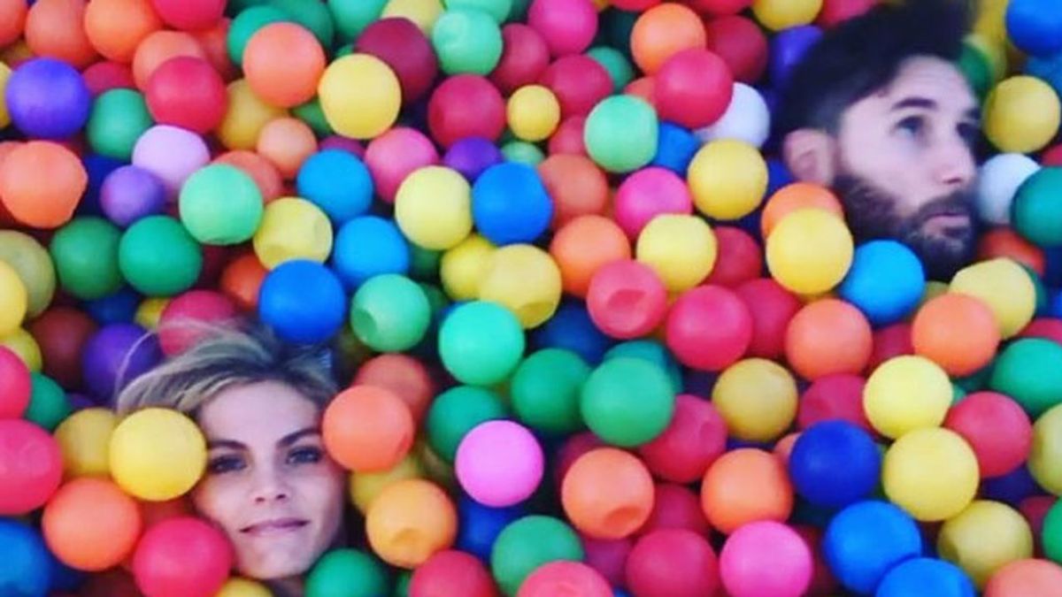 Amaia Salamanca y Rudy Fernández, como niños: piscina de bolas, cumpleaños y emojis para pixelar