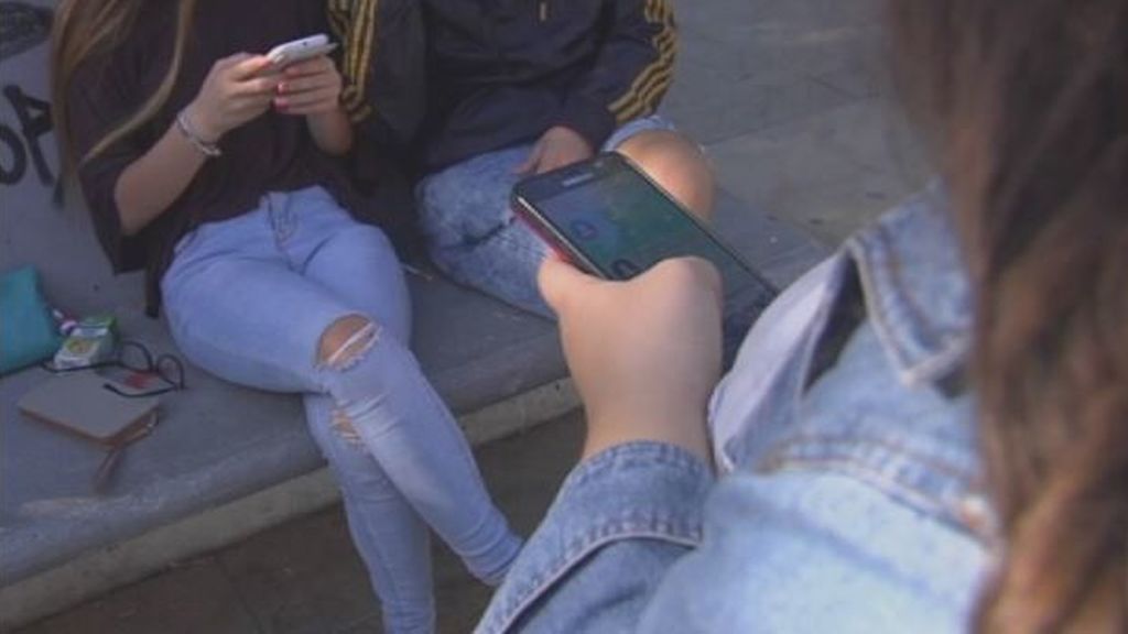 Alerta ciberacoso:  adolescentes enganchados a la red social de anónimos