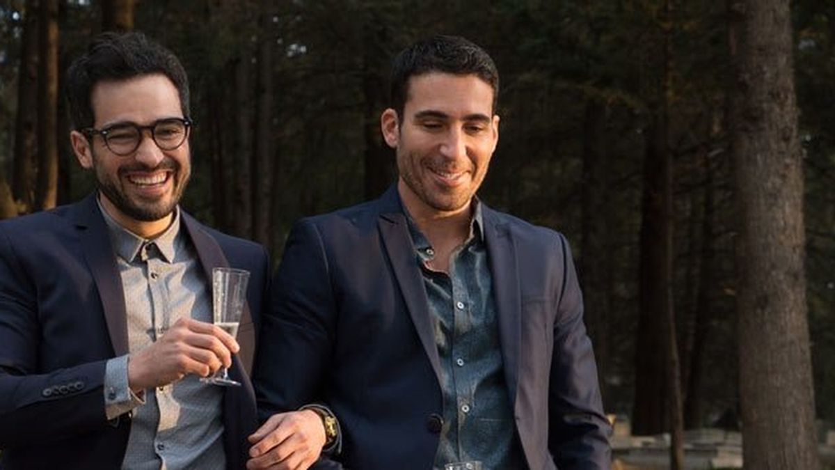 Los actores Miguel Ángel Silvestre (Lito Rodríguez) y Alfonso Herrera (Hernando), en una escena de la segunda temporada de 'Sense8', de Netflix
