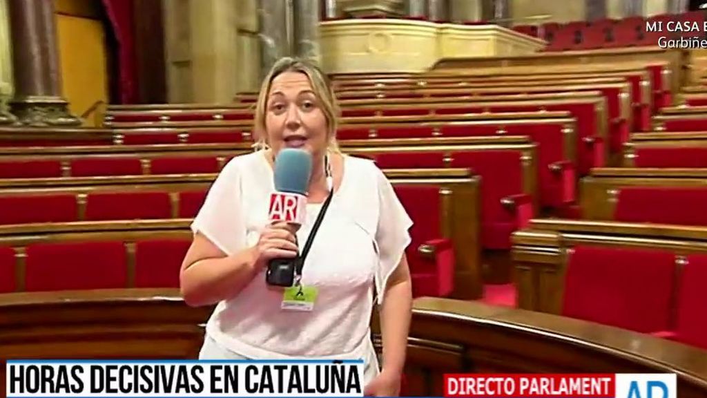 El Parlament no está cerrado: ¡Mayka Navarro consigue colarse dentro!