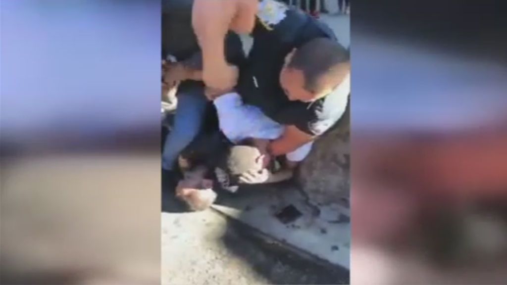 Un policía propina varios puñetazos en la cabeza a un menor de 16 años