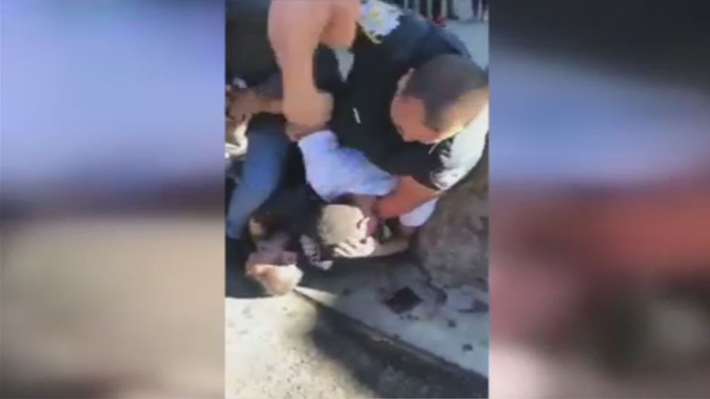 Un policía propina varios puñetazos en la cabeza a un menor de 16 años
