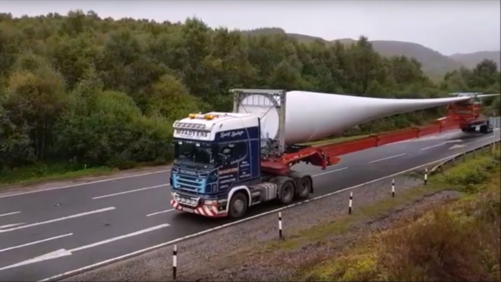 La genial maniobra de un camionero para girar 90 grados con una carga de 60 metros