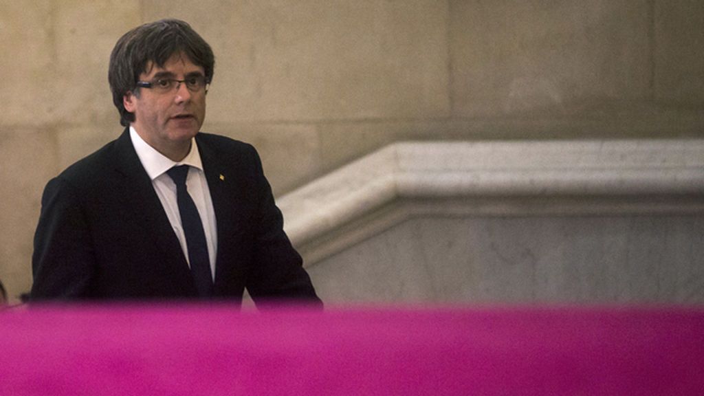 Puigdemont llega al Parlament