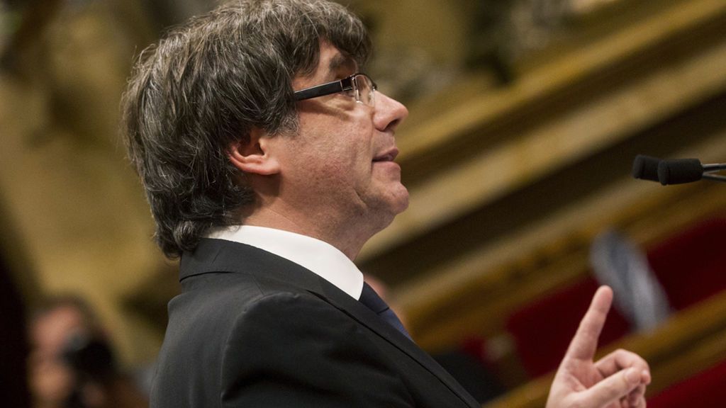 Puigdemont declara la independencia y la suspende en una llamada al "diálogo"