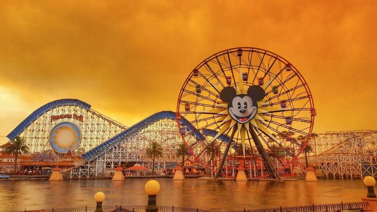 Primero fue el Irma, ahora los incendios: Disneyland vuelve a estar en peligro
