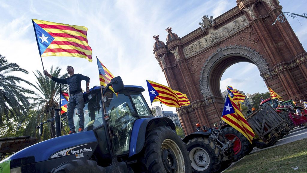 Concentración de tractores en Barcelona en apoyo a Puigdemont y la independencia