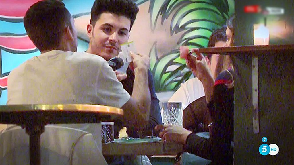 El gesto de Benji en la cena con su chica y sus amigos, Gloria Camila y Kiko